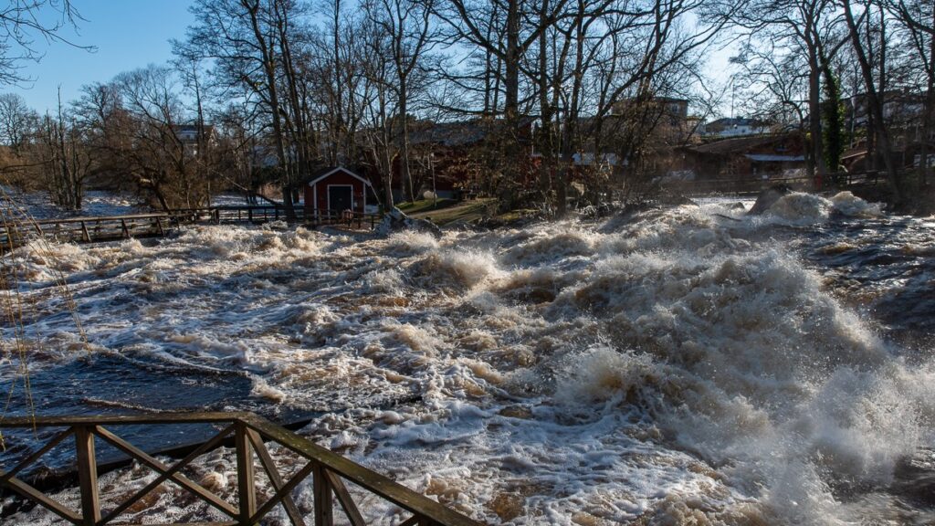 Högt flöde i Mörrumsån. Foto.